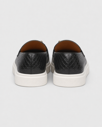 Black bit heel view