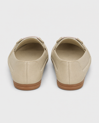 Cream bit heel view